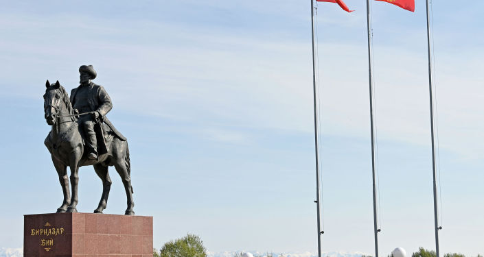 Президент КР во время открытия памятника народному герою Бирназару Алдаш уулу. 09 октября 2021года 