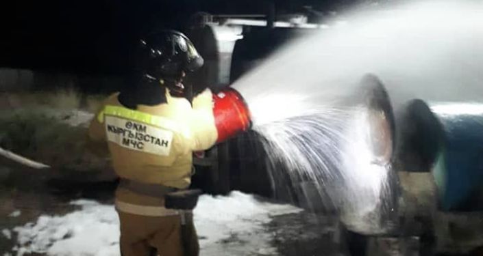 Сотрудники МЧС тужат пожар в на нефтебазе в городе Балыкчи.