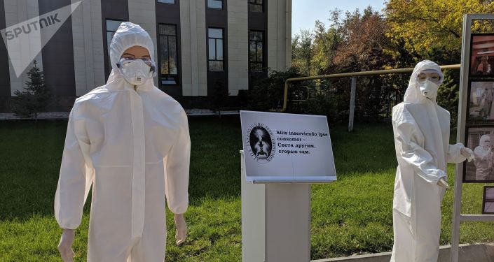 Церемония открытия памятника медработникам, погибшим в период пандемии, на территории КГМА в Бишкеке. 19 октября 2021 года