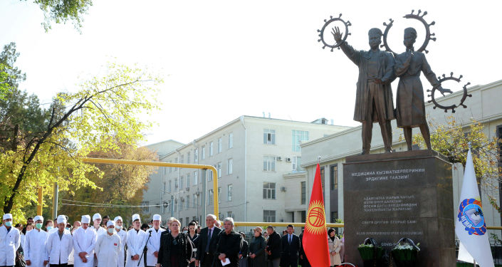 Госсекретарь на церемонии открытия памятника медработникам, погибшим в период пандемии, на территории КГМА в Бишкеке. 19 октября 2021 года