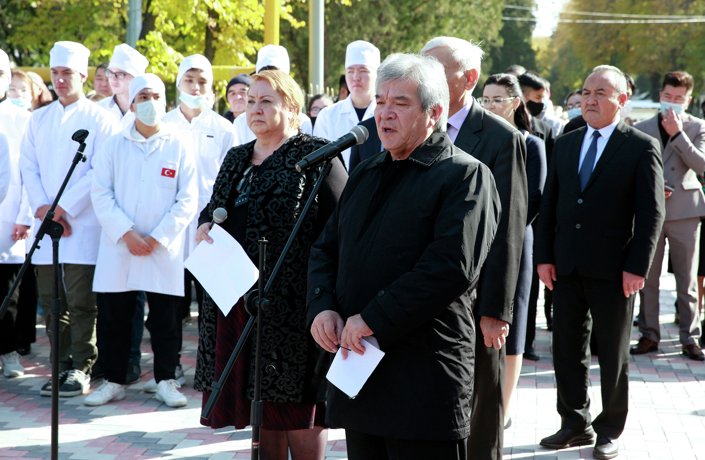 Госсекретарь Суйунбек Касмамбетов на церемонии открытия памятника медработникам, погибшим в период пандемии, на территории КГМА в Бишкеке. 19 октября 2021 года