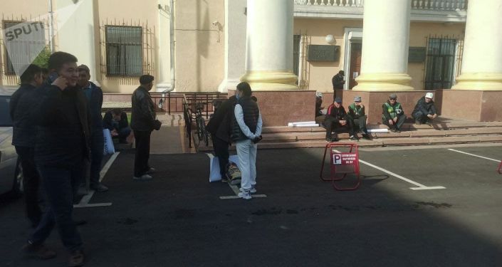 У мэрии Бишкека прошел митинг работников муниципального предприятия Бишкекские парковки и стоянки