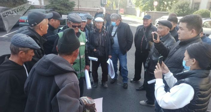 У мэрии Бишкека прошел митинг работников муниципального предприятия Бишкекские парковки и стоянки