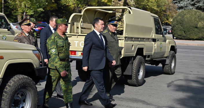 Президент КР Садыр Жапаров и глава ГКНБ на церемонии передачи 40 единиц новой бронированной военной техники пограничной службе ГКНБ