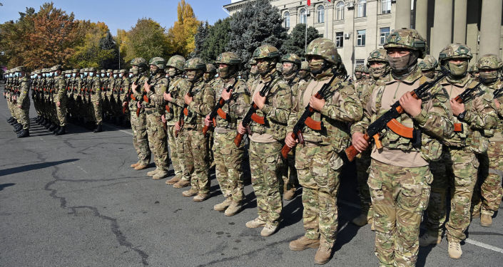 Военнослужащие на церемонии передачи 40 единиц новой бронированной военной техники пограничной службе ГКНБ