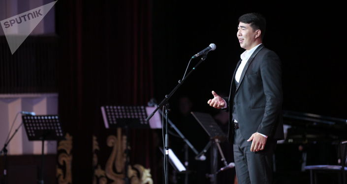 Артист во время выступления на V среднеазиатской романсиаде в Бишкеке