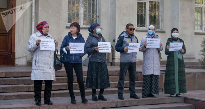 Митингующие пациенты с пересаженными органами у здания Министерства здравоохранения в Бишкеке. 25 октября 2021 года