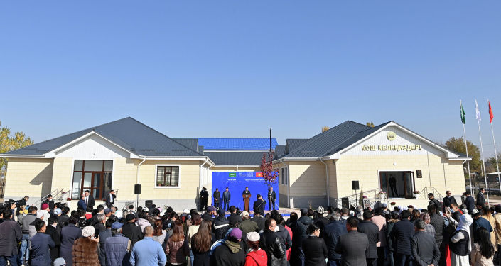 Президент Кыргызстана Садыр Жапаров на торжественной церемонии открытия школы в селе Мыкан Аламудунского района Чуйской области