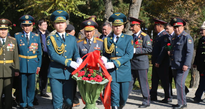 26 октября 2021 года в парке Победы города Бишкек прошла церемония возложения венков к монументу памяти Воинов баткенцев