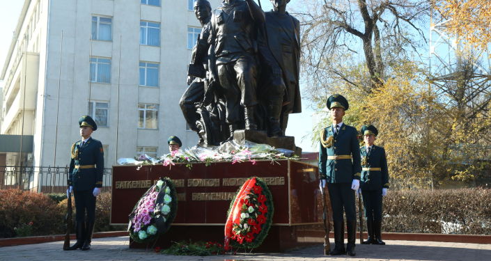 26 октября 2021 года в парке Победы города Бишкек прошла церемония возложения венков к монументу памяти Воинов баткенцев