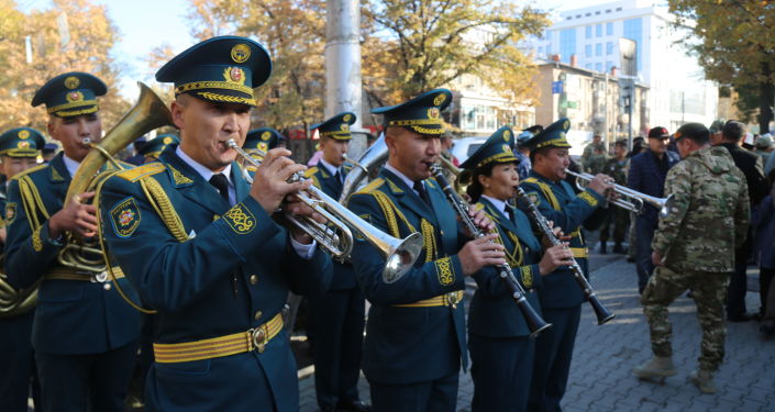 26 октября 2021 года в парке Победы города Бишкек прошла церемония возложения венков к монументу памяти Воинов баткенцев
