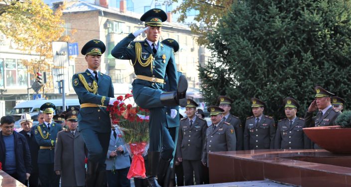 26 октября 2021 года в парке Победы города Бишкек прошла церемония возложения венков к монументу памяти Воинов баткенцев