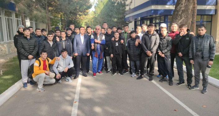 Кыргызстанские борцы дома у президента ассоциации спортивной борьбы Узбекистана Салимбая Абдувалиева во время юношеских сборов в Ташкенте. 27 октября 2021 года