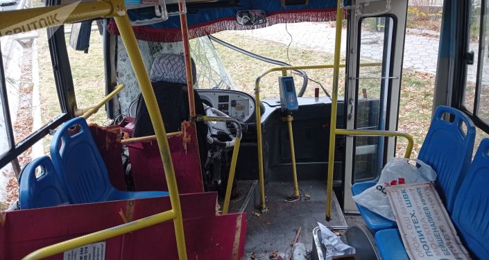 Пассажирский автобус врезался в тополь по проспекту Чингиза Айтматова в Бишкеке. 29 октября 2021 года