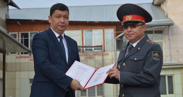 Мэр Бишкека Айбек Джунушалиев поздравил сотрудников милиции с профессиональным праздником и наградил лучших 