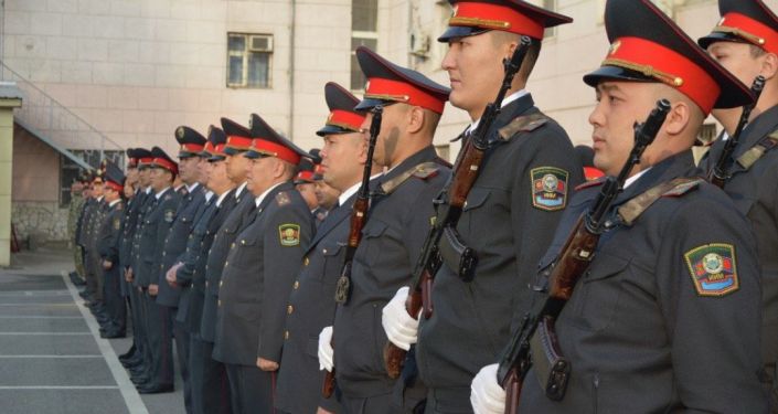 Сотрудники милиции на церемонии награждения мэром Бишкека Айбеком Джунушалиевым