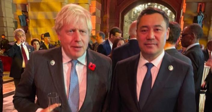 Президент Кыргызстана Садыр Жапаров во время встречи с премьер-министром Великобритании Борисом Джонсоном на торжественном приеме от имени королевской семьи Соединенного Королевства Великобритании и Северной Ирландии. 1 ноября 2021 года