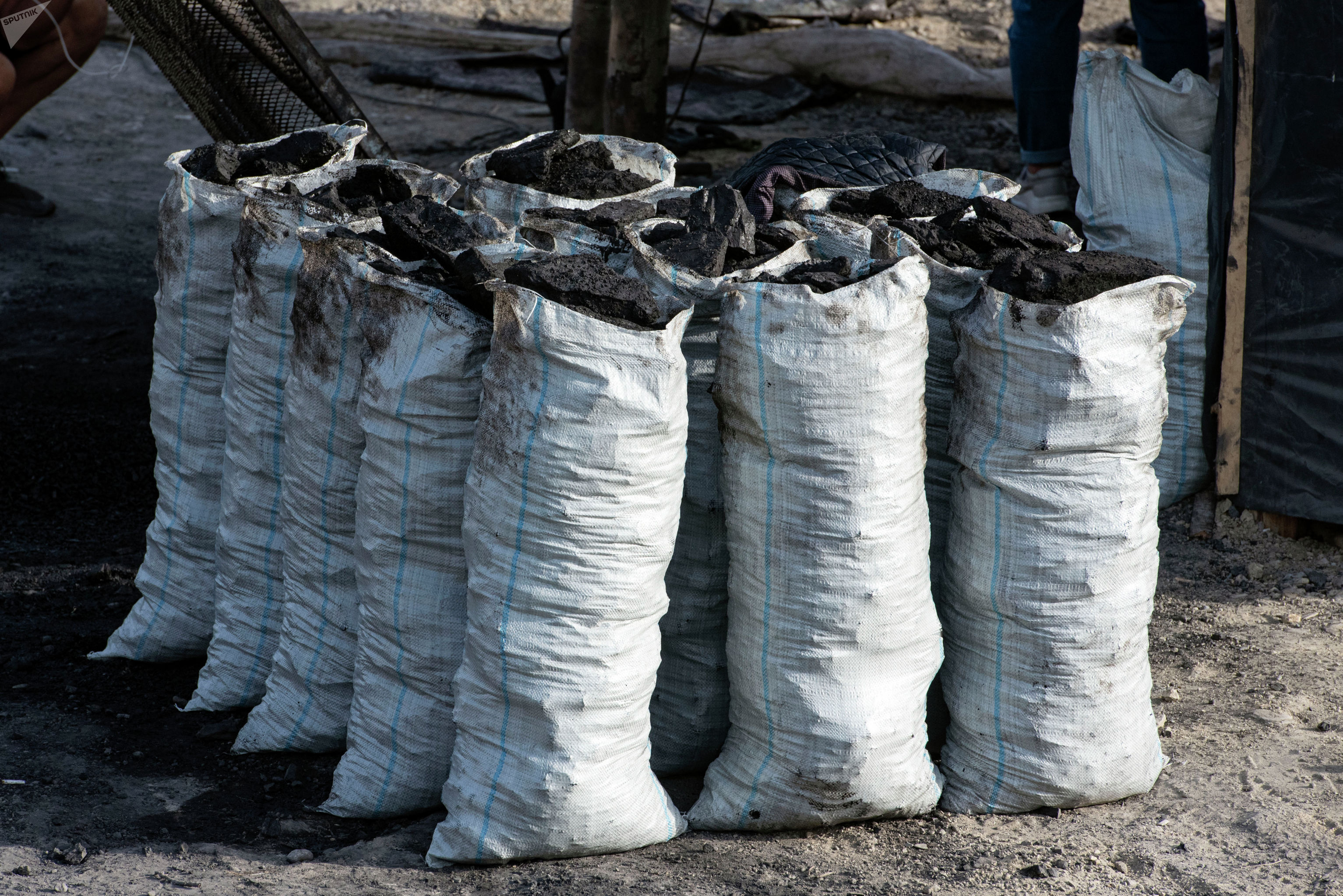 Мешки с углями добытый в одном из шахт в городе Кызыл-Кия