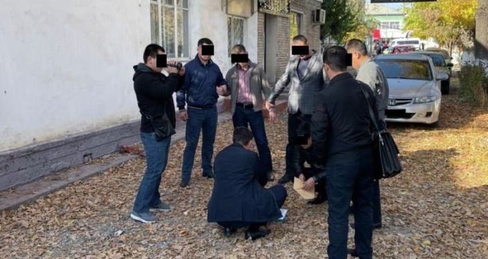 Сотрудники ГКНБ во время задержания директора компании ОсОО Юг-Спецавтоматика при даче взятки