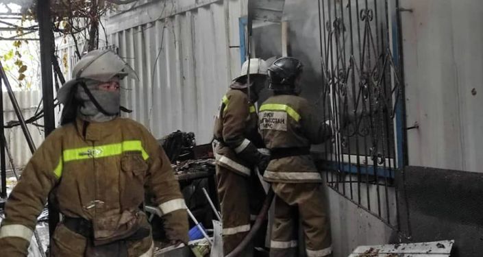 Сотрудники МЧС во время тушения крупного пожара в швейном цехе на улице Аммосова Ленинского района Сотрудники МЧС во время тушения крупного пожара в швейном цехе на улице Аммосова Ленинского района