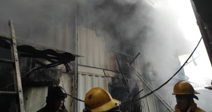 Сотрудники МЧС во время тушения крупного пожара в швейном цехе на улице Аммосова Ленинского района