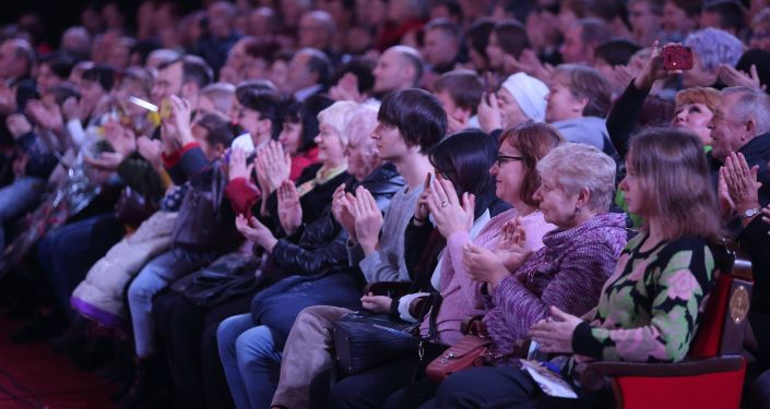 Зрители на концерте в честь российского праздника — Дня народного единства в Бишкеке. 04 ноября 2021 года