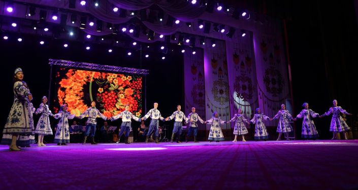 Танцевальный ансамбль во время концерта в честь российского праздника — Дня народного единства в Бишкеке. 04 ноября 2021 года