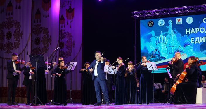 Президентский камерный оркестр Манас во время концерта в честь российского праздника — Дня народного единства в Бишкеке. 04 ноября 2021 года