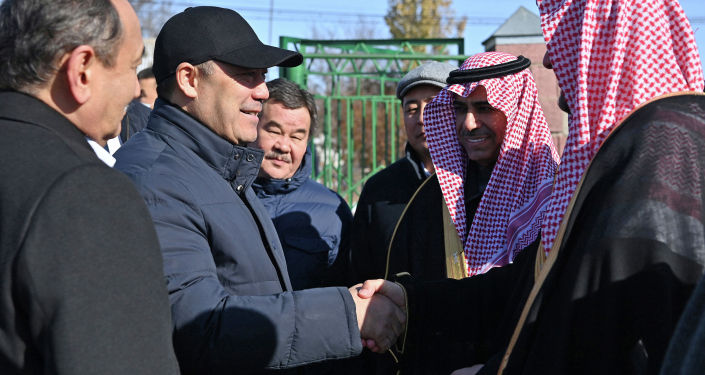Президент Кыргызстана Садыр Жапаров на церемонии открытия мульти-диагностической мобильной клиники в городе Кемин Чуйской области