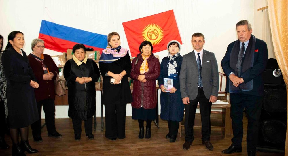Более 700 учебников передал Российский центр науки и культуры школам КР