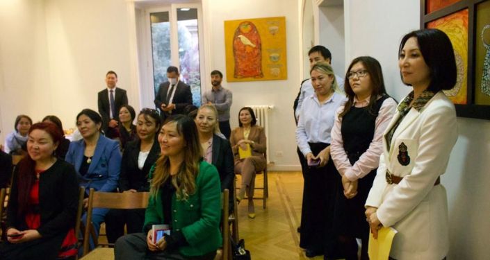 Лидеры диаспоральных объединений, ассоциаций и активисты на встрече с министром иностранных дел КР во время официального визита в Италию. 11 ноября 2021 года Лидеры диаспоральных объединений, ассоциаций и активисты на встрече с министром иностранных дел КР во время официального визита в Италию. 11 ноября 2021 года