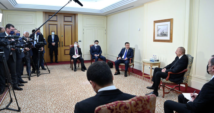 Президент Садыр Жапаров встретился с Президентом Азербайджана Ильхамом Алиевым в рамках участия в Саммите Совета сотрудничества тюркоязычных государств (ССТГ) в Стамбуле. 12 ноября 2021 года