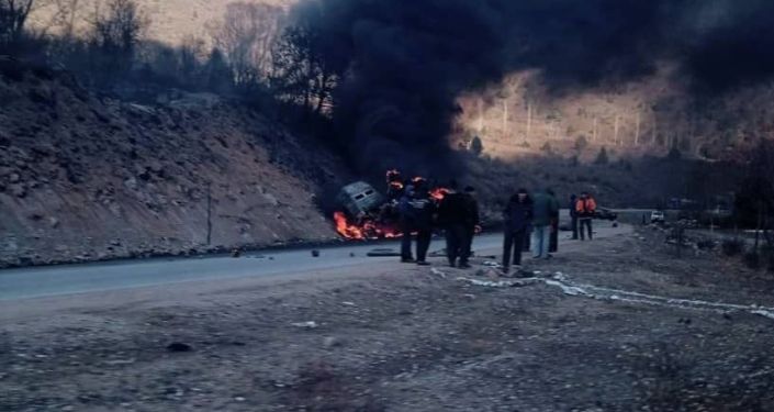 На 238-м километре автодороги Бишкек — Ош в селе Жаны-Жол Джалал-Абадской области сгорел бензовоз
