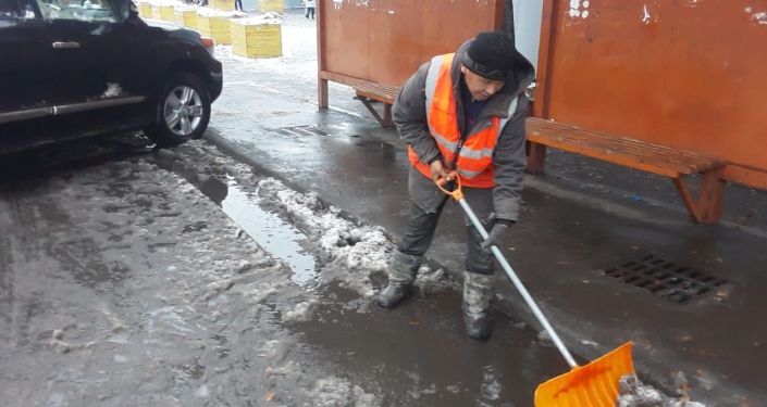 Очистка столичных улиц и тротуаров от снега сотрудниками МП Тазалык. 15 ноября 2021 года