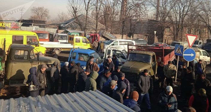 Люди стоят в очереди за углем по 3 000 сомов за тонну на складе на улице Мурманской, 1б/1 в Бишкеке