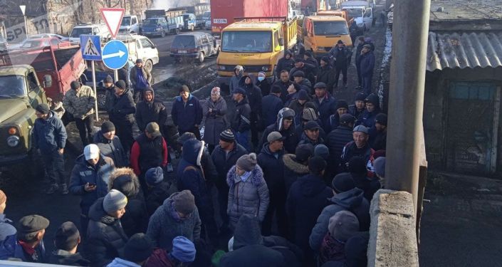 Люди стоят в очереди за углем по 3 000 сомов за тонну на складе на улице Мурманской, 1б/1 в Бишкеке