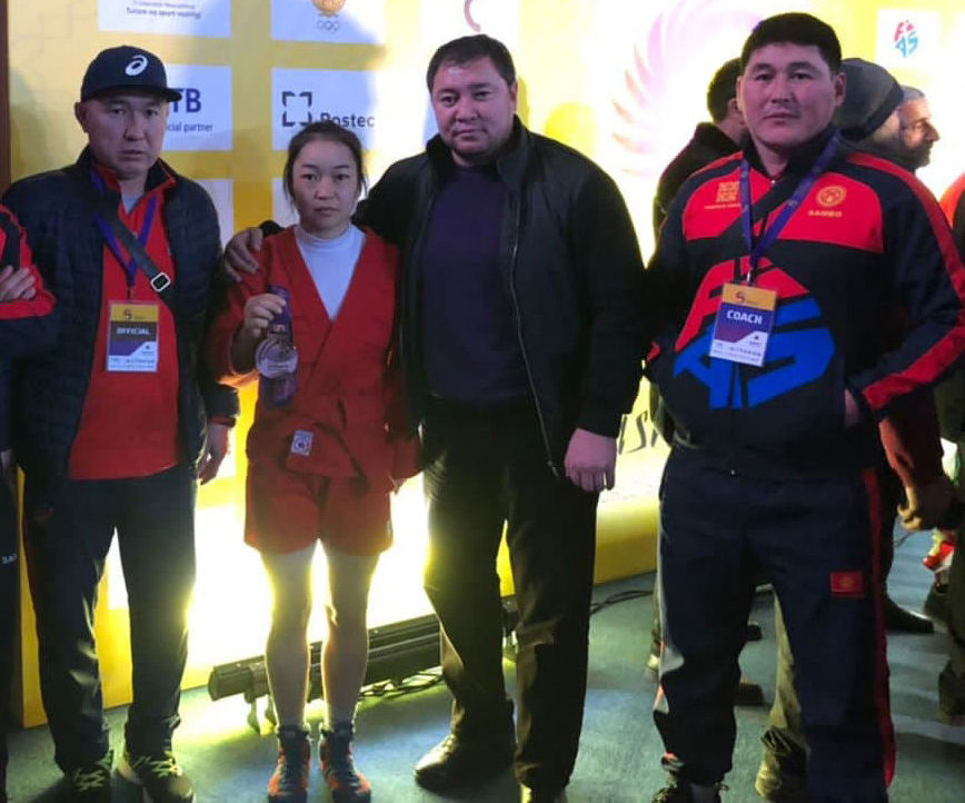Член женской национальной сборной команды Кыргызской Республики по самбо Самара Абдумали кызы стала бронзовым призером чемпионата Мира по самбо, который прошел с 10 по 15 ноября в городе Ташкент (Узбекстан). 
