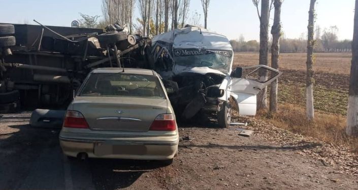ДТП с участием машин КамАЗ, Mercedes-Benz Sprinter и Daewoo Nexia на 661-м км автодороги Бишкек-Ош в Кара-Сууйском районе. 16 ноября 2021 года
