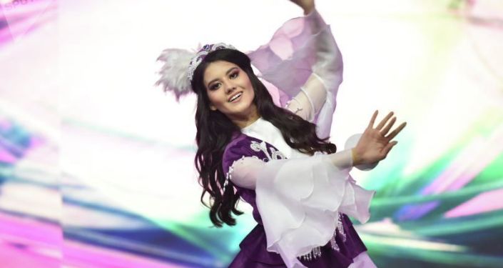 Участница финала конкурса Мисс Казахстан — 2021 в Алматы. 16 ноября 2021 года