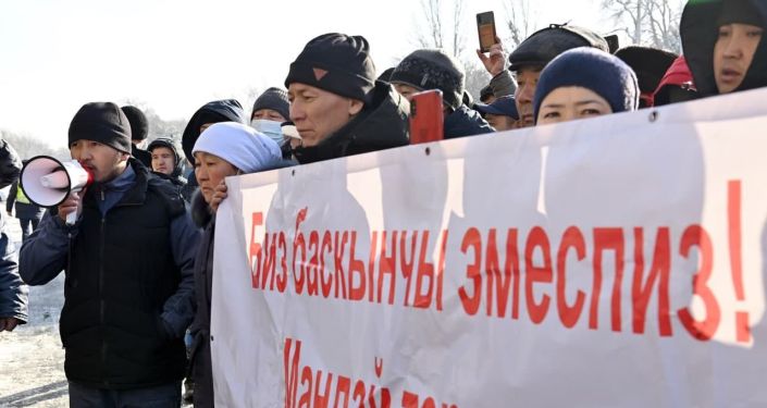 Жители жилмассива Жер - Ынтымак во время встречи с президентом КР у здания Администрации президента в Бишкеке. 18 ноября 2021 года
