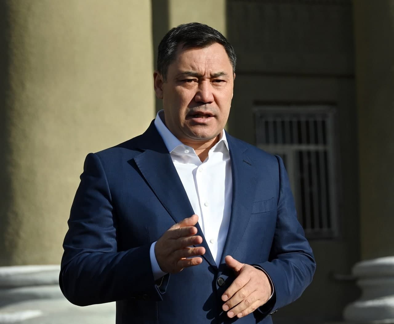 Президент Садыр Жапаров встретился с жителями жилмассива Жер - Ынтымак у здания Администрации президента в Бишкеке. 18 ноября 2021 года