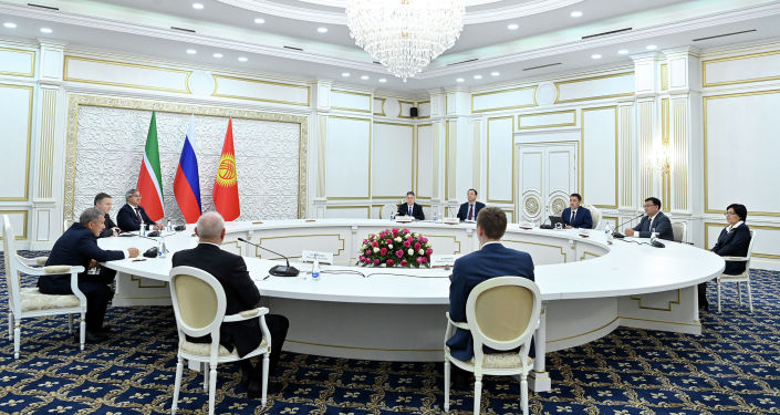 Президент Кыргызстана Садыр Жапаров во время встречи с президентом Татарстана Рустамом Миннихановым, прибывшим в Бишкек с рабочим визитом
