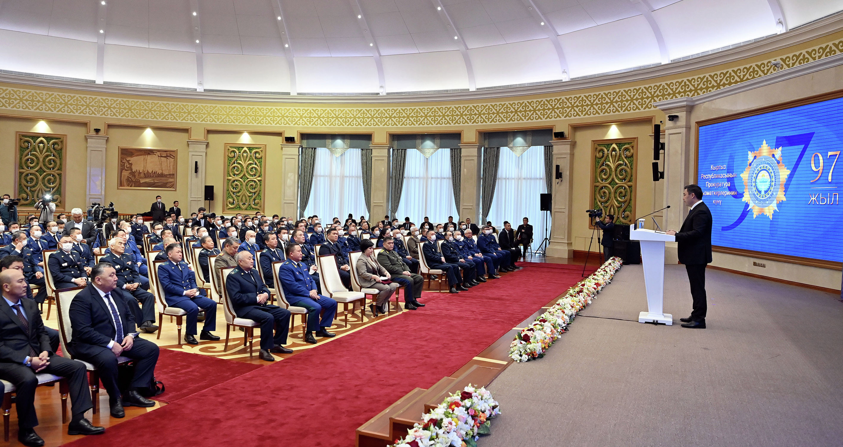 Президент Садыр Жапаров во время поздравления сотрудников органов прокуратуры с профессиональным праздником. 20 ноября 2021 года