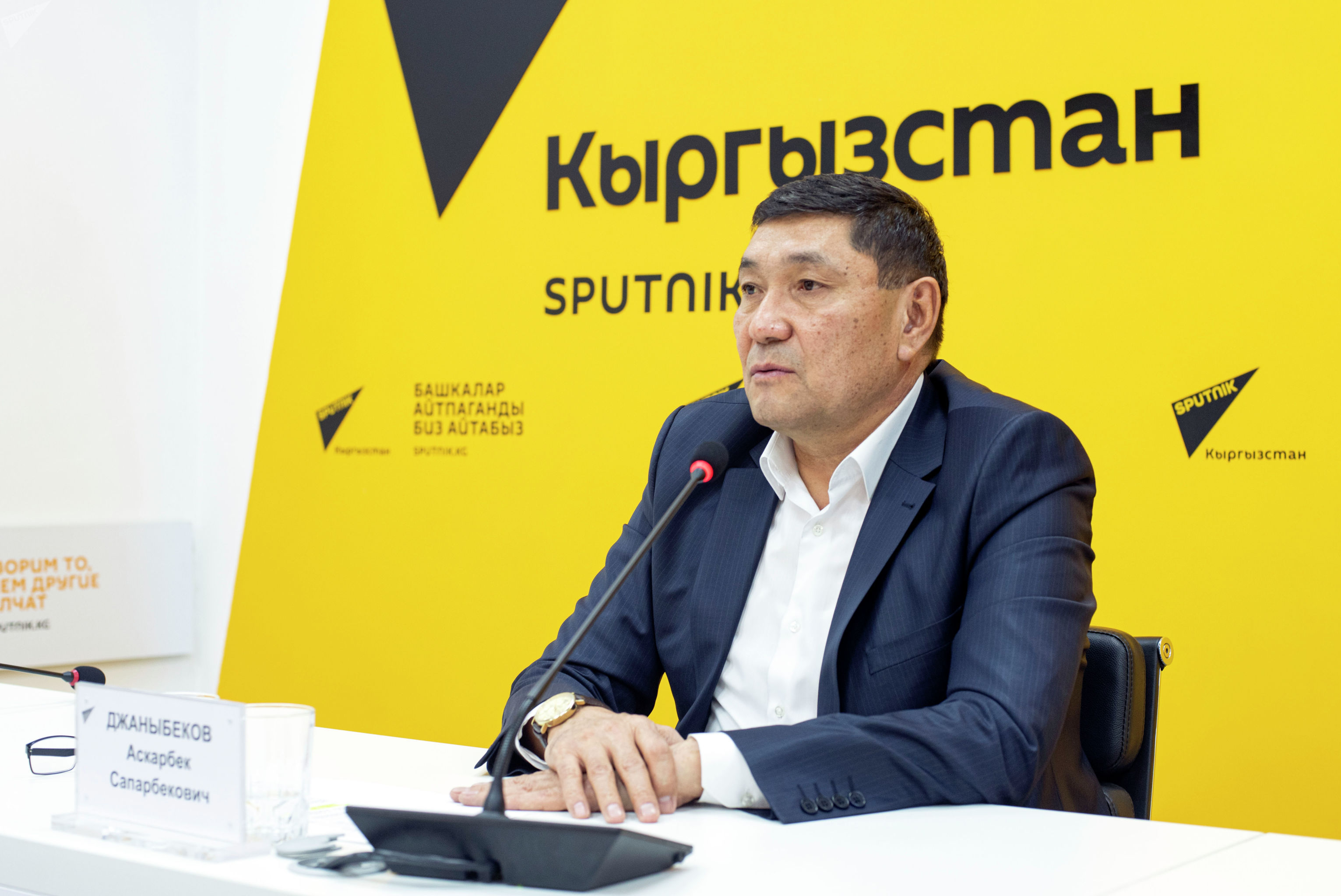 Министр сельского хозяйства Аскарбек Джаныбеков на брифинге в пресс-центре Sputnik Кыргызстан.