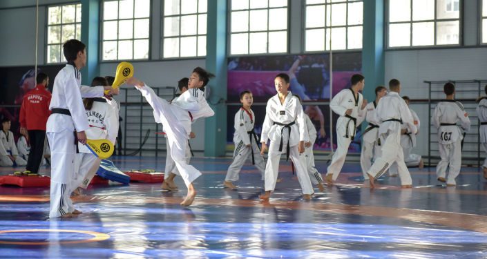 Таэквондисты во время открытых тренировок на открытии спорткомплекса имени Раатбека Санатбаева в Бишкеке. 25 ноября 2021 года