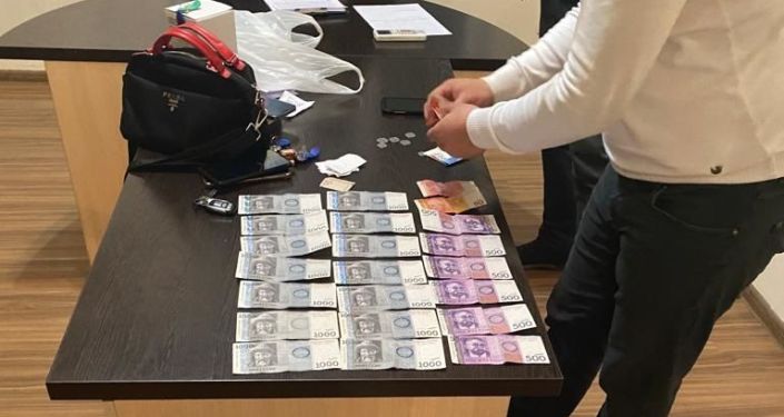 Задержание с поличным при раздаче денег избирателям, доверенного лица кандидата-самовыдвиженца, по Свердловскому одномандатному округу Бишкека. 27 ноября 2021 года