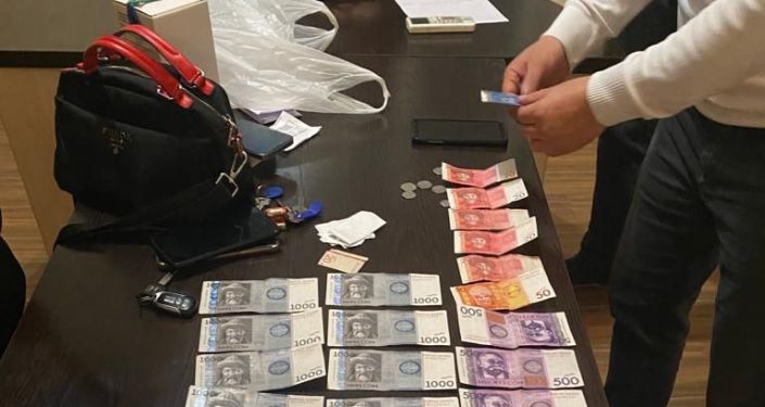 Задержание с поличным при раздаче денег избирателям, доверенного лица кандидата-самовыдвиженца, по Свердловскому одномандатному округу Бишкека. 27 ноября 2021 года