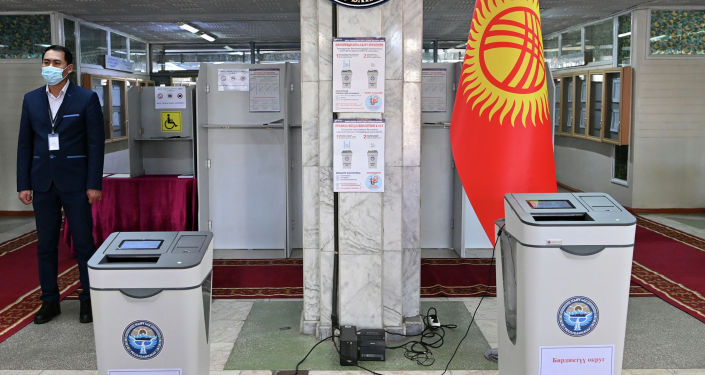 Избирательный участок в Бишкеке, во время ознакомления с ходом готовности к проведению парламентских выборов президентом КР. 27 ноября 2021 года