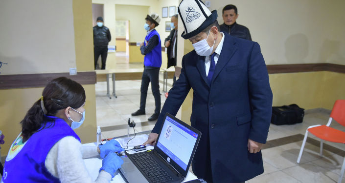 Председатель Кабинета Министров Кыргызской Республики Акылбек Жапаров проголосовал на выборах депутатов Жогорку Кенеша на избирательном участке № 1142 в Бишкеке.