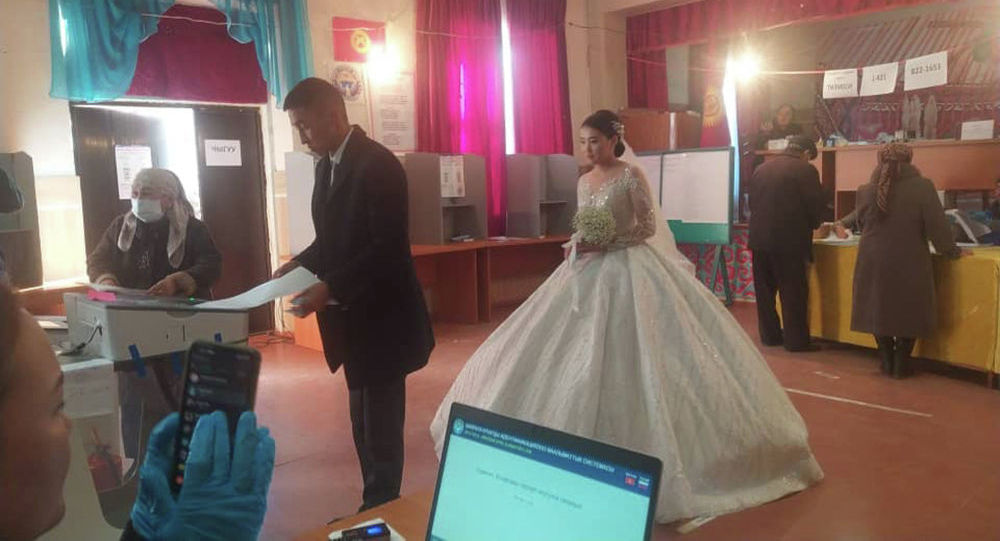 Пара в день свадьбы пришла на избирательный участок на Иссык-Куле. Фото